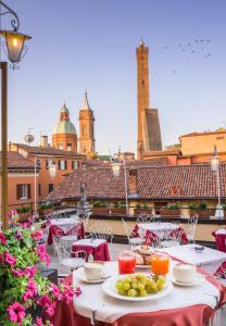 uma mesa com pratos de comida em cima de uma varanda em Hotel San Donato - Bologna centro em Bolonha