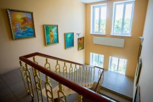 un pasillo con una escalera con pinturas en la pared en Art Hotel, en Izmaíl