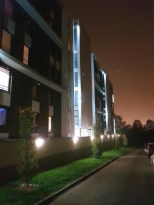 budynek z oświetleniem po stronie ulicy w obiekcie Apartament Jelen'iowska w Kielcach
