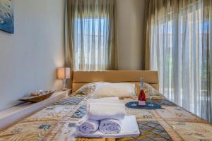 Кровать или кровати в номере Toroni Blue