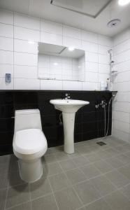 bagno con servizi igienici e lavandino di Busan Ohnpax Residence a Busan