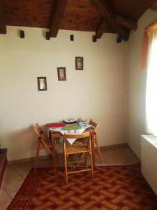 uma sala de jantar com uma mesa e duas cadeiras em Guest House Ioanna Arachova em Arachova