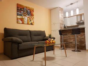 - un salon avec un canapé et une table dans l'établissement Lovely Apartment close to the Beach Apartamerica LA140, à Playa de las Americas