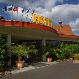 um hotel com um monte de bandeiras em cima em WEST Hotel an der Sächsischen Weinstrasse em Radebeul