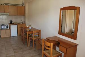 Кухня или мини-кухня в El Greco Apartments
