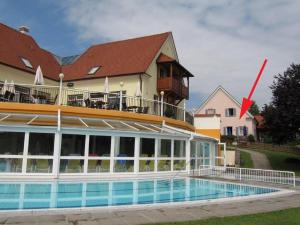 Basen w obiekcie THERMEN - APARTMENT BIODORF Bad Waltersdorf lub w pobliżu