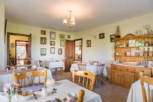 A restaurant or other place to eat at Ballindrum Farm B&B