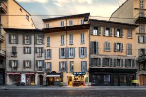 um grupo de edifícios numa rua da cidade em Leonardo Duplex Apartment em Milão