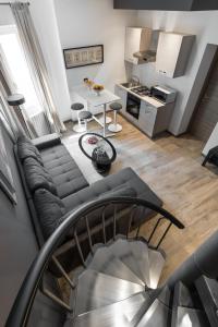 een woonkamer met een bank en een keuken bij Leonardo Duplex Apartment in Milaan