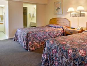 a hotel room with two beds and a telephone at Econo Lodge Franklin in Franklin