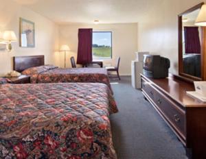 a hotel room with two beds and a television at Econo Lodge Franklin in Franklin