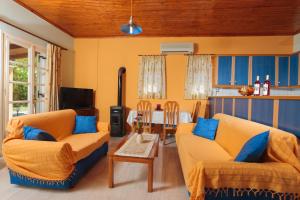 Khu vực ghế ngồi tại Augoustinos Villa