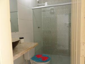 a bathroom with a shower with a toilet and a sink at Casa para temporada in Prado