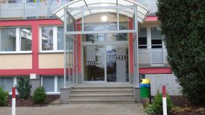 ein Gebäude mit einer Drehtür davor in der Unterkunft Hostel Fortis in Ostrołęka