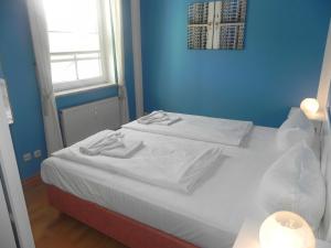 バンシンにあるVilla Waldstrasse 10のベッドルーム1室(青い壁の白いベッド1台付)