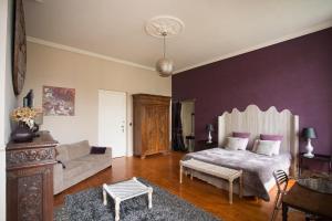 - un salon avec un lit et un canapé dans l'établissement Chambres d'Hotes La Chartreuse des Eyres, à Podensac