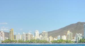 vistas a una ciudad con edificios altos en Apartamento En Santa Marta en Santa Marta