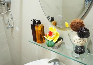 La salle de bains est pourvue d'une étagère avec du savon et un miroir. dans l'établissement The Serene House Bangkok, à Bangkok 54 autres photos