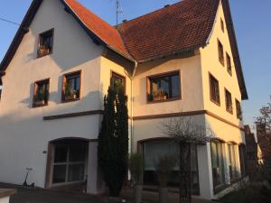 Casa blanca con techo rojo en L'Ecrin des Saveurs en Schwenheim