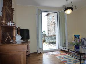 uma sala de estar com uma porta de vidro deslizante em Casa Re em Gravedona