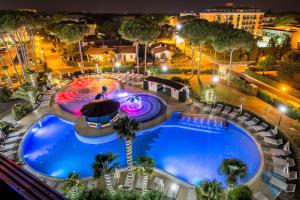 Бассейн в Mediterranee Family Hotel & Spa или поблизости