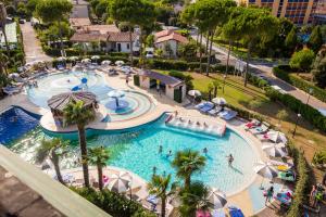 Бассейн в Mediterranee Family Hotel & Spa или поблизости