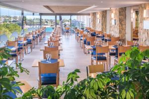 Reštaurácia alebo iné gastronomické zariadenie v ubytovaní GHT S'Agaró Mar Hotel