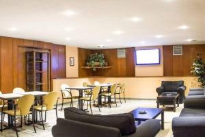 a waiting room with tables and chairs in a building at Multipropiedad Baqueira 1500 in Baqueira-Beret