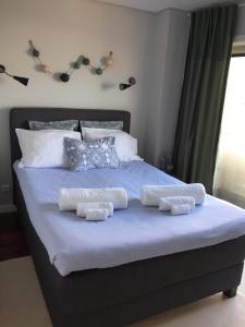 um quarto com uma cama com toalhas em Sea & Fish apartments em Matosinhos