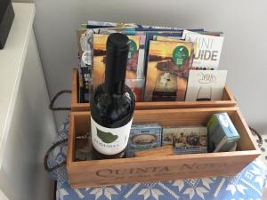 una botella de vino en una caja de madera en Sea & Fish apartments, en Matosinhos