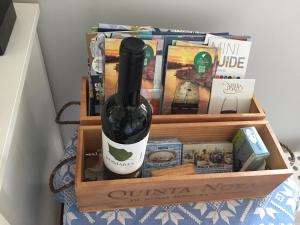 uma garrafa de vinho numa caixa de madeira em Sea & Fish apartments em Matosinhos