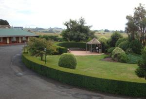 a garden area with a green lawn and trees at Kentish Hills Retreat in Sheffield