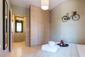 Кровать или кровати в номере Toroni Blue +40 фотографий