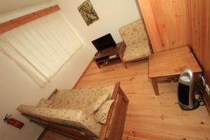ein Wohnzimmer mit einem Sofa und einem Tisch in der Unterkunft Casa Branca da Vaquinha in Angra do Heroísmo