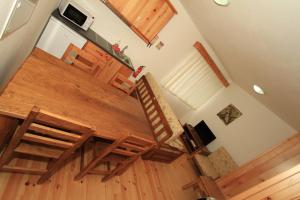 an overhead view of a living room with a table and a kitchen at Casa Branca da Vaquinha in Angra do Heroísmo