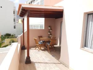 Un patio con una mesa y sillas en un balcón. en El Lomo, en Santa Cruz de la Palma 11 fotos más
