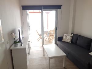 una sala de estar con un sofá y una mesa en El Lomo, en Santa Cruz de la Palma