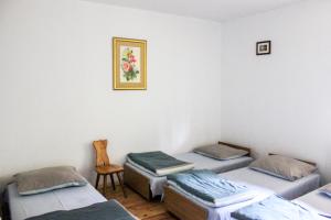 מיטה או מיטות בחדר ב-Leśna Willa PTTK w Komańczy
