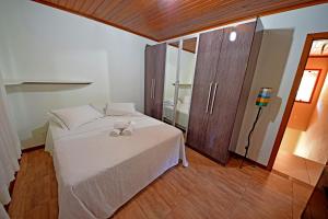 a bedroom with a large white bed in a room at Eco Resort Serra Imperial in São Pedro da Serra