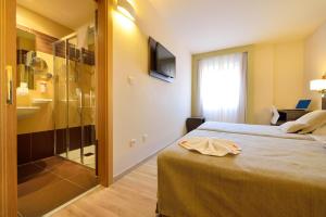 Postel nebo postele na pokoji v ubytování Hotel Spa Norat O Grove 3* Superior