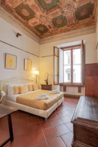 1 dormitorio con 1 cama grande y techo en Firenze Rentals Suite Art, en Florencia