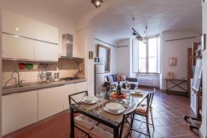 cocina y comedor con mesa y sillas en Firenze Rentals Suite Art, en Florencia