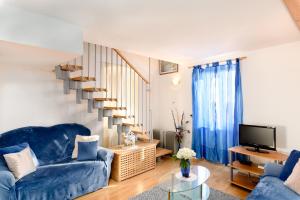 salon z niebieską kanapą i schodami w obiekcie Apartment Daniela Old Town w Dubrowniku