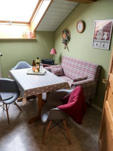 un soggiorno con tavolo e divano di Ferienwohnung Haus Friederike ab 6 Übernachtungen, inclusive Meine Card Plus a Willingen