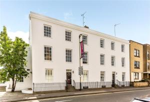 un edificio blanco con una bandera. en 3, Gainsborough House, en Cheltenham