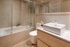 Kúpeľňa v ubytovaní Val de Ruda Luxe 51 by FeelFree Rentals + 15 fotografií