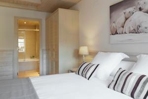 Posteľ alebo postele v izbe v ubytovaní Val de Ruda Luxe 51 by FeelFree Rentals