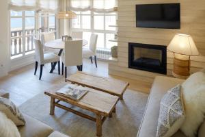 Televízia a/alebo spoločenská miestnosť v ubytovaní Val de Ruda Luxe 51 by FeelFree Rentals