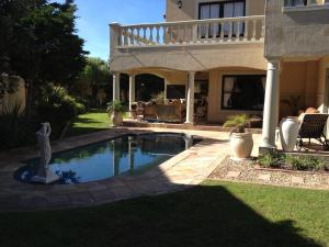 una piscina en el patio de una casa en Roman Retreat, en Ciudad del Cabo