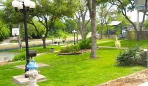 Κήπος έξω από το River Run Retreat